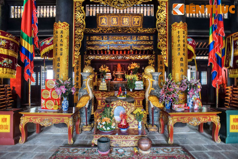 Chính giữa tòa trung đường là nơi thờ Bà Triệu cùng người anh ruột là tướng quân Triệu Quốc Đạt, bên trái là bàn thờ hội đồng quan võ và ba tướng họ Lý, bên phải là bàn thờ hội đồng quan văn.