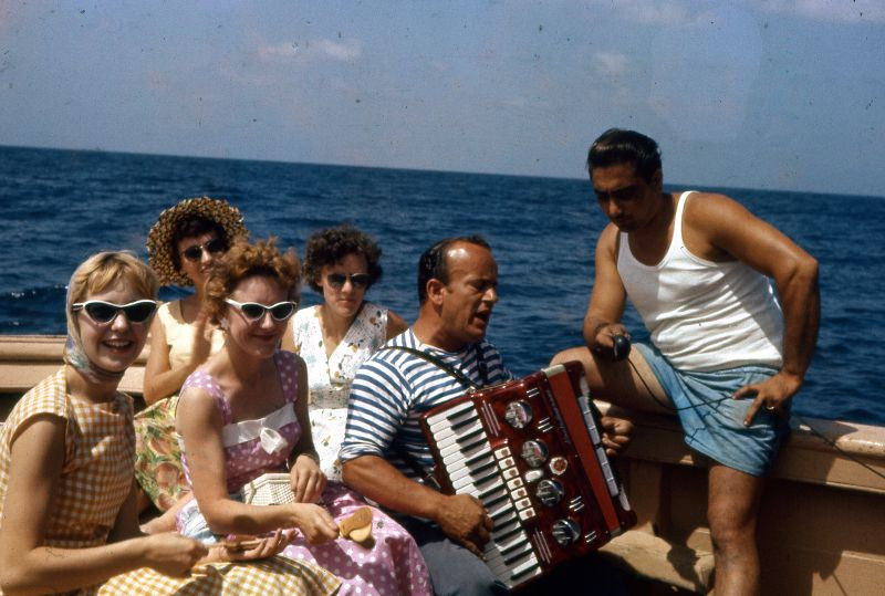 Trên một chiếc thuyền nhỏ ở đảo Capri. Ảnh: Fraser Pettigrew Flickr.