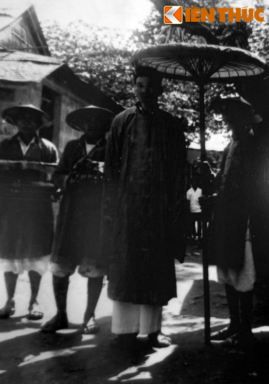 Chủ hôn chuẩn bị vào xin rước dâu, đám cưới ông Trần Đình Giai và bà Nguyễn Khoa Diệu Đoan, 16/1/1965, nay ở phường Thuận Thành, TP Huế.