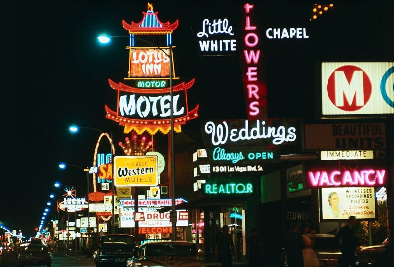 Bảng hiệu neon rực rỡ trên đại lộ Las Vegas buổi đêm, 1967. Ảnh: Vintag.