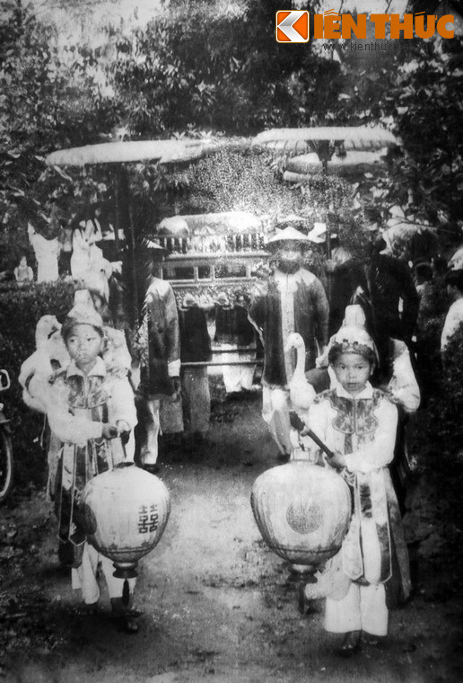 Câc cậu bé cầm đèn lồng đi đầu đoàn rước dâu trong một đám cưới xưa ở Huế.