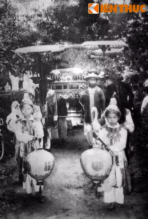 Câc cậu bé cầm đèn lồng đi đầu đoàn rước dâu trong một đám cưới xưa ở Huế.