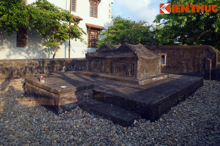 Mộ phần có kết cấu song táng với hình hai tẩm điện có mái dốc nằm song song, đặt trên một nền cao có bình đồ hình chữ nhật. Trước mộ có hương án.