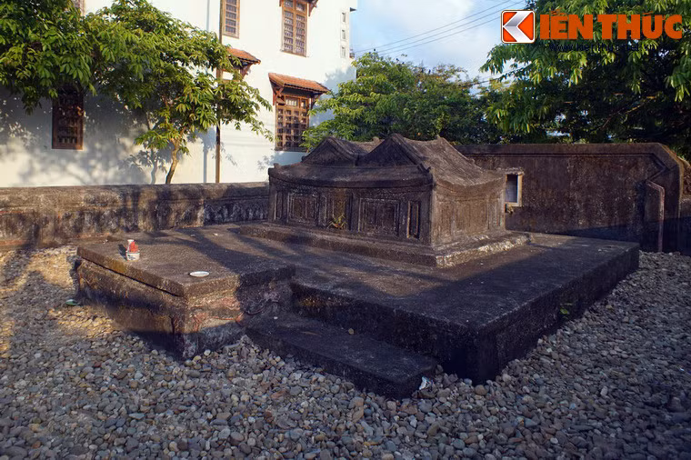 Mộ phần có kết cấu song táng với hình hai tẩm điện có mái dốc nằm song song, đặt trên một nền cao có bình đồ hình chữ nhật. Trước mộ có hương án.