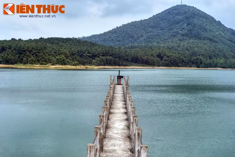 Hồ nằm trên độ cao 100 mét so với mực nước biển, được tạo thành từ nguồn nước của Suối Tiên.