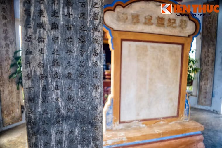 Tường và các cột bên trong lầu bát giác có treo một cặp câu đối và nhiều bài minh văn.