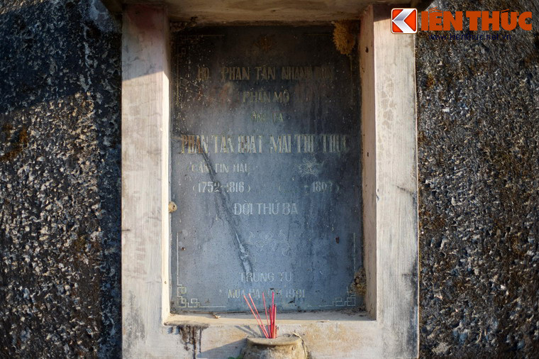 Tấm bia do con cháu đời sau dựng được đặt chính giữa bình phong hậu.