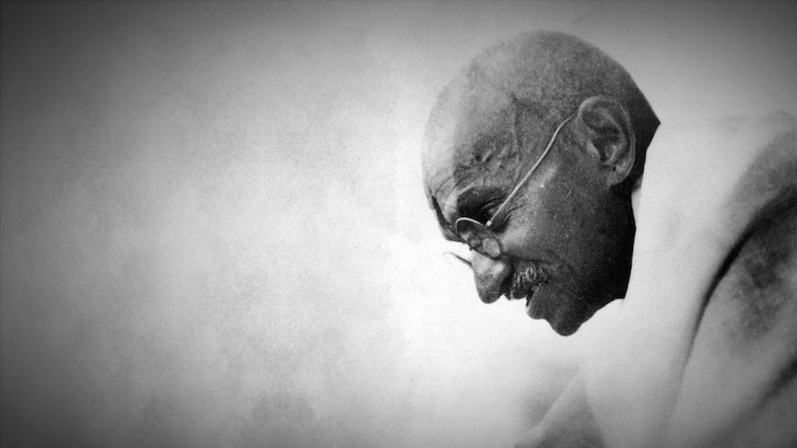 Ngày 30/1/1948, Mahatma Gandhi bị một tín đồ Hindu quá khích bắn bằng súng ngắn khi đang đi dạo trong vườn cùng hai cháu gái. Ông ra đi trong sự thanh thản vào chiều cùng ngày. Ảnh: SheThePeople.