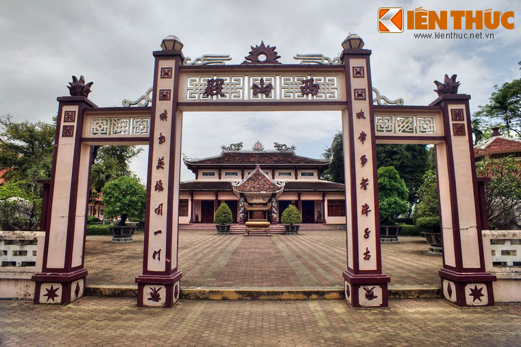 Công trình ngoài cùng củaa đền Tây Sơn Tam Kiệt là nghi môn với bốn trụ lớn, hai trụ bên trong cao hơn hai trụ bên ngoài. Trên hai trụ chính có dòng chữ “Tây Sơn Điện”, hai bên là câu đối viết bằng chữ Nho.