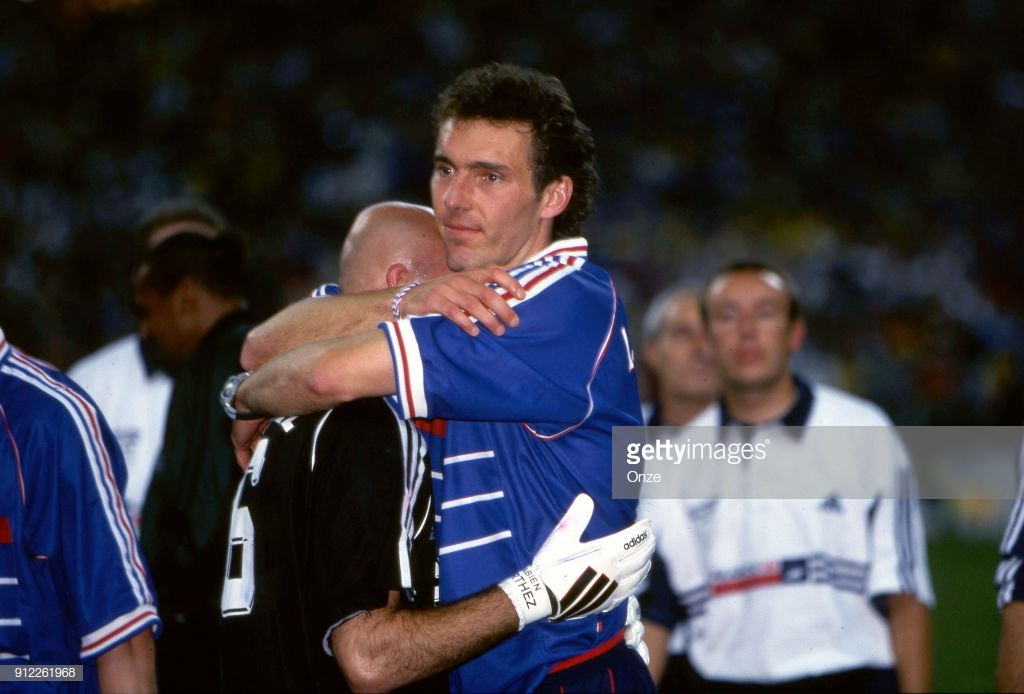 Thủ môn Fabien Barthez và Laurent Blanc ôm nhau trong niềm xúc động khôn tả. Ảnh: Getty.