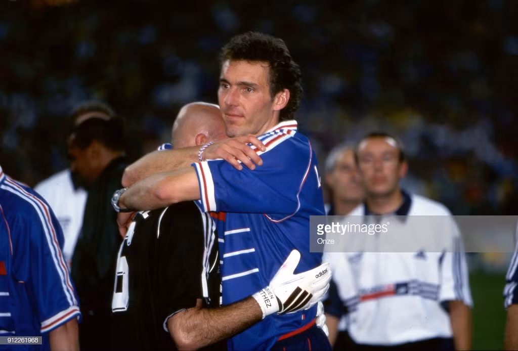 Thủ môn Fabien Barthez và Laurent Blanc ôm nhau trong niềm xúc động khôn tả. Ảnh: Getty.