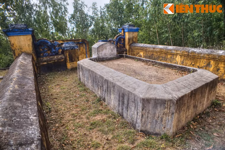 Các kích thước của mộ phần: Dài 3m, rộng 2m, cao 0,8m.