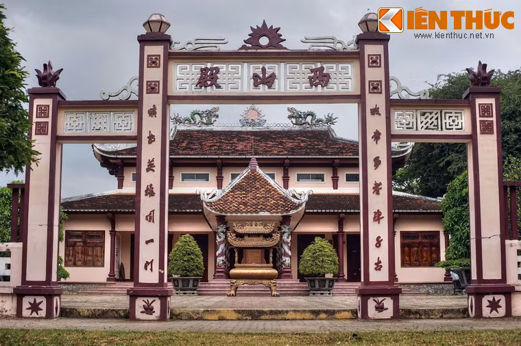 Tương truyền, sau khi triều đại Tây Sơn sụp đổ, vùng đất Kiên Mỹ quê hương của ba anh em nhà Tây Sơn bị hủy hoại, ly tán... Trên nền nhà cũ của của ông bà Hồ Phi Phúc - đấng sinh thành của ba anh em nhà Tây Sơn, nhân dân đã dựng lên một ngôi đình để bí mật thờ “Ba ngài Tây Sơn”.