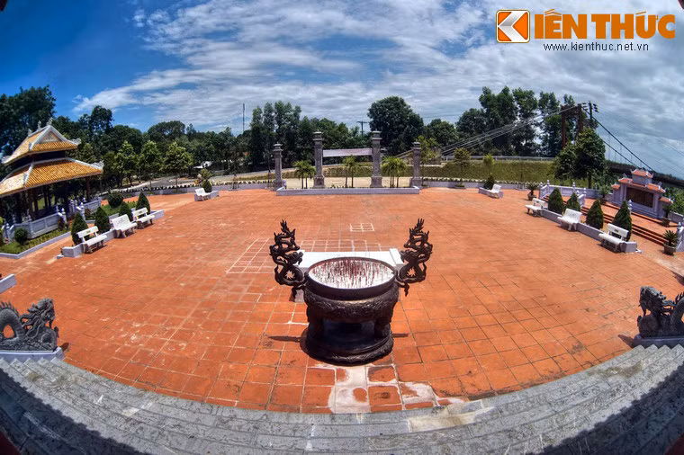 Nếu có dịp về thăm Nghĩa trang Liệt sĩ Trường Sơn, xin đừng quên thắp một nén hương ở Đền tưởng niệm Liệt sĩ Trường Sơn - Bến Tắt để tỏ lòng thành kính, tri ân trước linh hồn của những người đã ngã xuống ở vùng đất này.