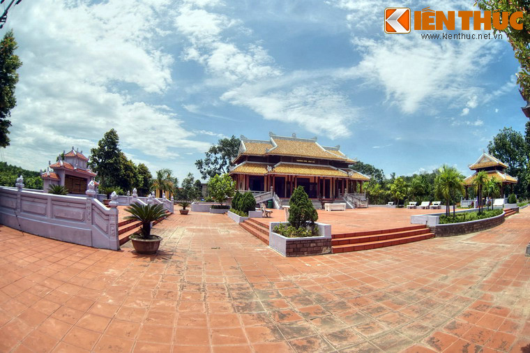 Xung quanh đền được trồng nhiều cây xanh, tạo nên một không gian trang nghiêm nhưng thoáng đãng.