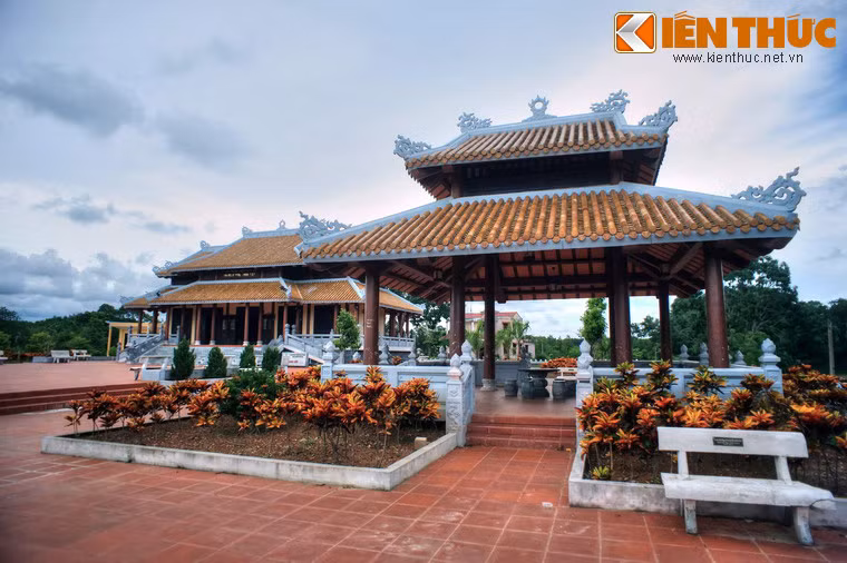 Bên trái khuôn viên có nhà chờ khá rộng, được xây theo lối cổ lầu, là nơi nghĩa chân cho những khách hành hương đến viếng đền.