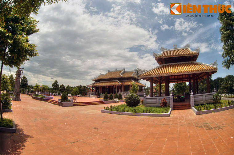 Đền được khởi công ngày 25/7/2011, nhân dịp kỷ niệm 64 năm ngày Thương binh Liệt sĩ, và khánh thành đúng một năm sau đó, vào ngày 25/7/2012.