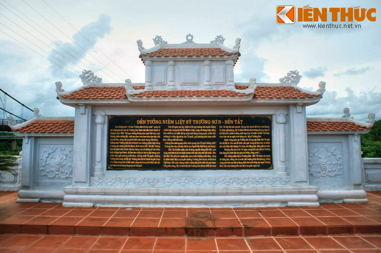 Bên phải của khuôn viên đền thờ có nhà bia lưu danh những liệt sĩ đã sinh trên rừng núi Trường Sơn nhưng chưa tìm được hài cốt.