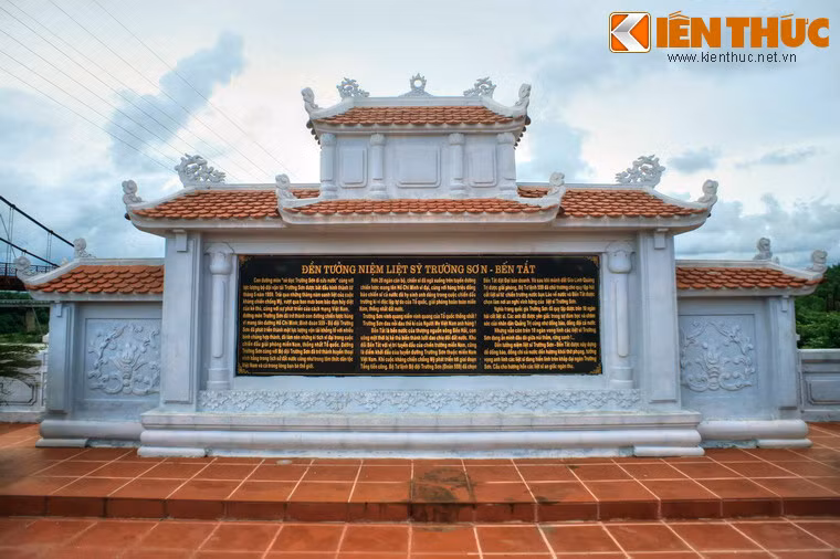 Bên phải của khuôn viên đền thờ có nhà bia lưu danh những liệt sĩ đã sinh trên rừng núi Trường Sơn nhưng chưa tìm được hài cốt.