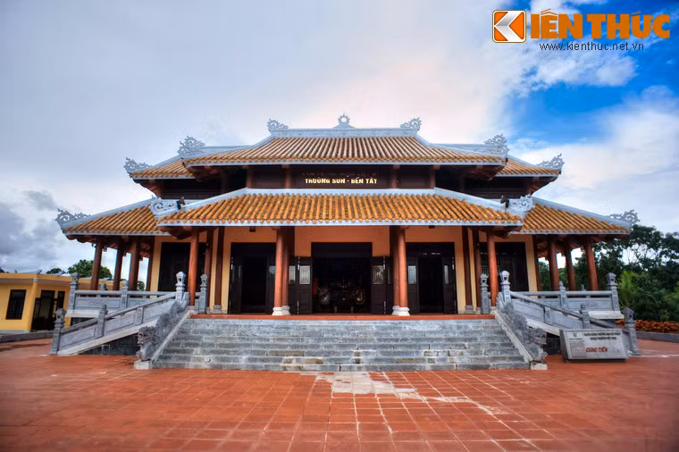 Chính điện của đền có ba gian hai chái, được xây theo lối kiến trúc truyền thống của đền chùa Việt Nam. Hai bên công trình có bậc cấp được gắn rồng, mái có đầu đao cong vút.