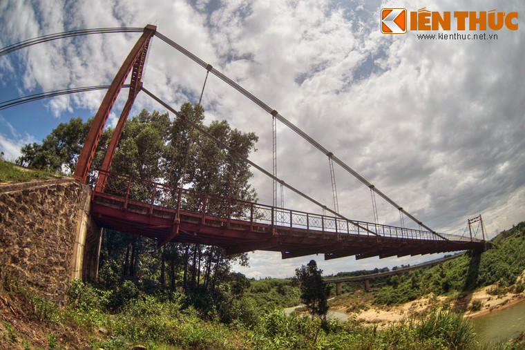 Công trình nằm ở khu vực Bến Tắt, cách cầu treo Bến Tắt, một địa danh lịch sử của đường mòn Hồ Chí Minh vài chục mét. Đây chính là một vị trí cửa ngõ huyết mạch cho tuyến đường chi viện từ miền Bắc vào chiến trường miền Nam thời kháng chiến chống Mỹ.