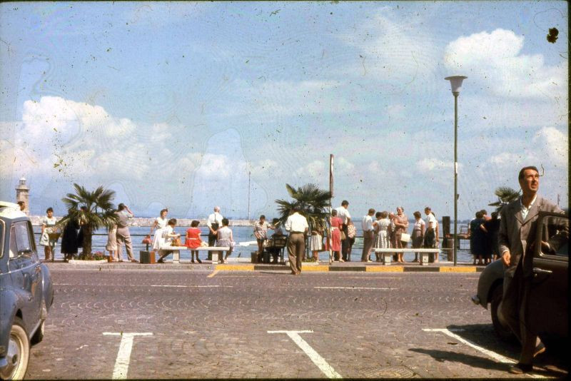 Con đường ven biển ở thị trấn Desenzano del Garda. Ảnh: Fraser Pettigrew Flickr.