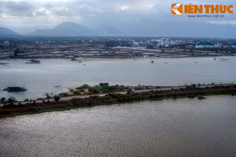 Đường Nguyễn Tất Thành, con đường dẫn vào sân bay, ít giây trước khi máy bay hạ cánh.