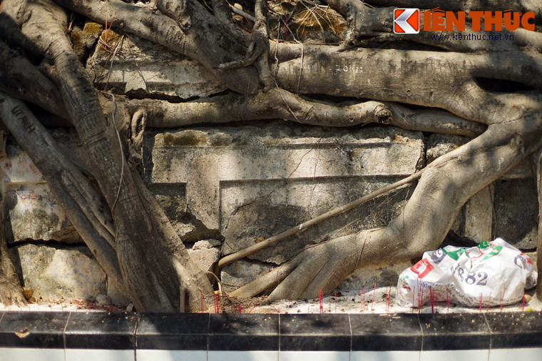 Trong hàng thế kỷ qua, đã có nhiều tranh cãi xung quanh danh tính của người nằm dưới mộ.