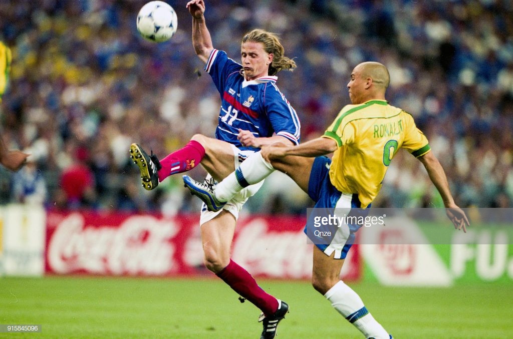 Pha tranh chấp bóng giữa cầu thủ Emmanuel Petit của Pháp và siêu sao Ronaldo của Brazil trong trận chung kết World Cup 1998. Ảnh: Getty.