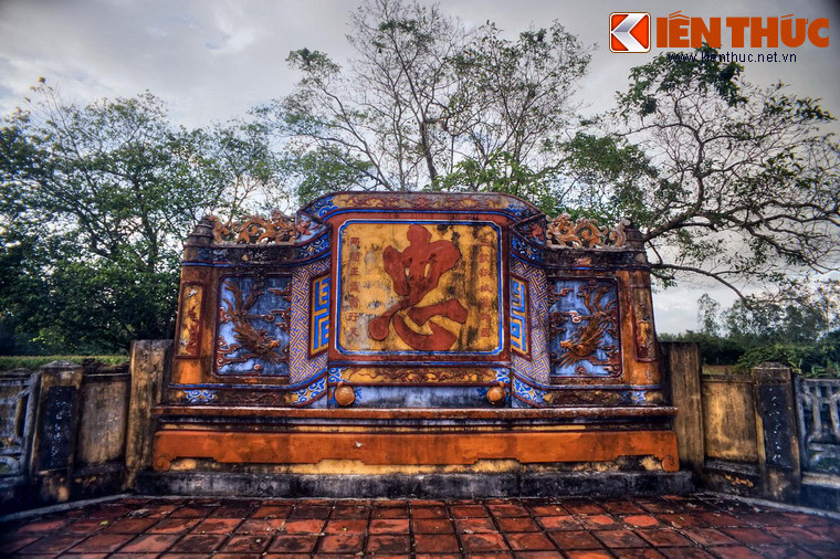 Bình phong sau mộ.