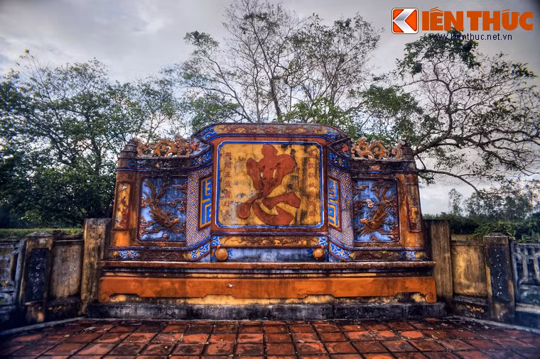 Bình phong sau mộ.