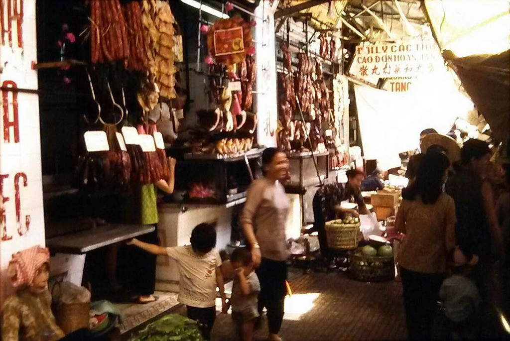 Tiệm thịt quay trong khu Chợ Cũ thập niên 1960. Ảnh tư liệu.