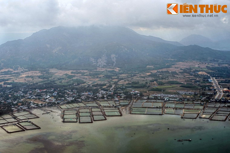 Các ao nuôi thủy sản ở Cam Phúc Bắc, TP Cam Ranh nhìn từ máy bay.