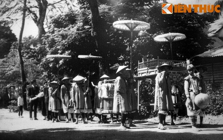 Đoàn rước dâu của một đám cưới ở Huế giữa thế kỷ 20. Ảnh chụp lại từ tư liệu của Bảo tàng Văn hóa Huế.