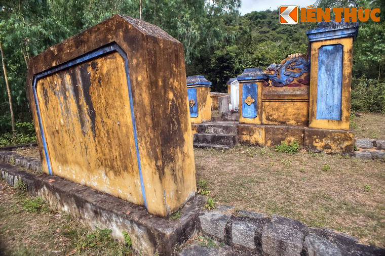 Phía trước thành có bức bức bình phong theo quy cách của các ngôi mộ cổ thời xưa.