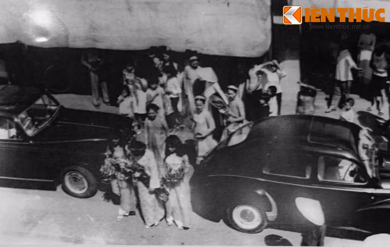 Đoàn rước dâu về nhà trai, đám cưới ông Lê Văn Kính và bà Nguyễn Như Chi, ngày 1/8/1961, nay ở phường Phú Hòa, TP Huế.