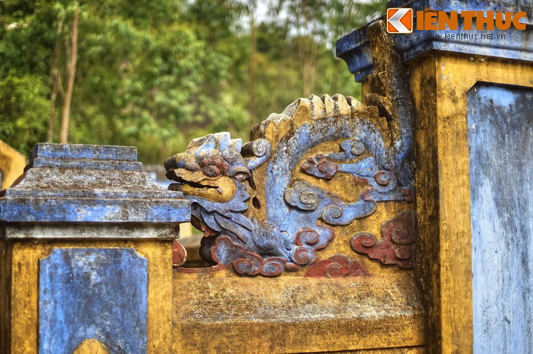 Hai bên cổng mộ có cặp sấu được tạo dáng đuôi vểnh lên trên, mặt nhìn ra phía cổng.