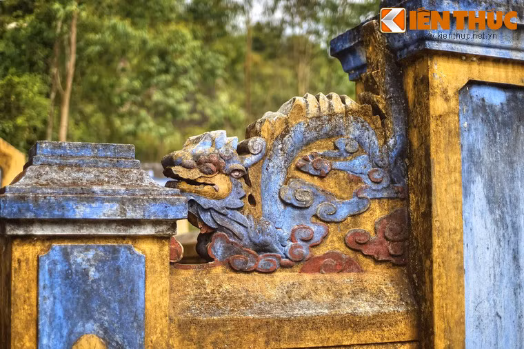 Hai bên cổng mộ có cặp sấu được tạo dáng đuôi vểnh lên trên, mặt nhìn ra phía cổng.