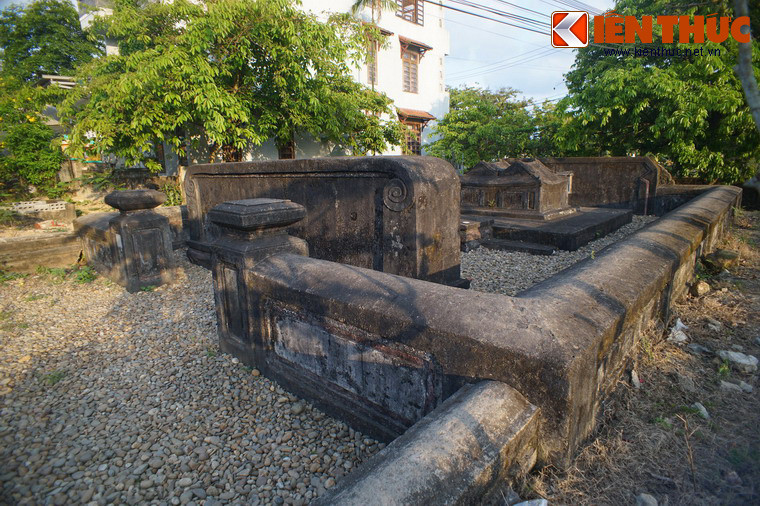 Kết cấu từ ngoài vào trong khu lăng mộ gồm: Cổng ngoài, sân tế, cổng trong, bình phong tiền, hương án, nấm mộ, bình phong hậu.