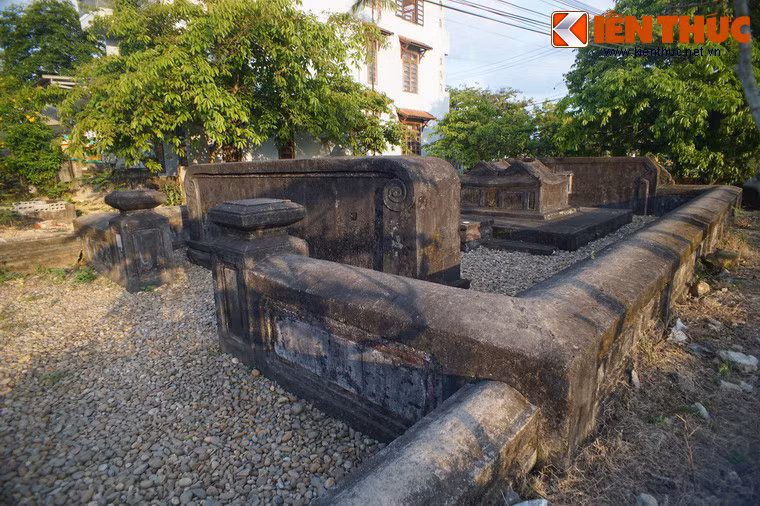 Kết cấu từ ngoài vào trong khu lăng mộ gồm: Cổng ngoài, sân tế, cổng trong, bình phong tiền, hương án, nấm mộ, bình phong hậu.