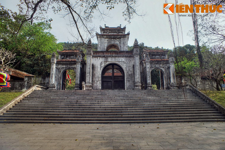 Nghi môn nội có kiểu dáng như tam quan của chùa, gồm hai tầng mái, ba cửa ra vào, bốn cột cao ở cửa giữa và bốn cột thấp ở hai cửa bên, mái lợp ngói âm dương.