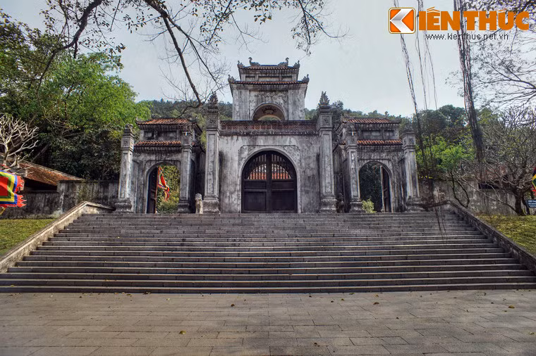 Nghi môn nội có kiểu dáng như tam quan của chùa, gồm hai tầng mái, ba cửa ra vào, bốn cột cao ở cửa giữa và bốn cột thấp ở hai cửa bên, mái lợp ngói âm dương.