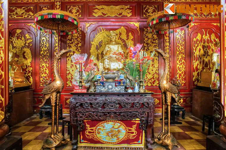 Hậu điện gồm ba gian nhỏ, trong đó gian chính giữa đặt án và tượng thờ ba anh em nhà Tây Sơn: ở giữa là Hoàng đế Quang Trung - Nguyễn Huệ, bên phải là Hoàng đế Thái Đức - Nguyễn Nhạc, bên trái là Đông Định Vương - Nguyễn Lữ. Gian bên trái thờ các quan văn, gian bên phải thờ các quan võ.