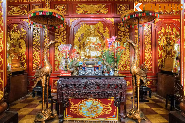 Hậu điện gồm ba gian nhỏ, trong đó gian chính giữa đặt án và tượng thờ ba anh em nhà Tây Sơn: ở giữa là Hoàng đế Quang Trung - Nguyễn Huệ, bên phải là Hoàng đế Thái Đức - Nguyễn Nhạc, bên trái là Đông Định Vương - Nguyễn Lữ. Gian bên trái thờ các quan văn, gian bên phải thờ các quan võ.