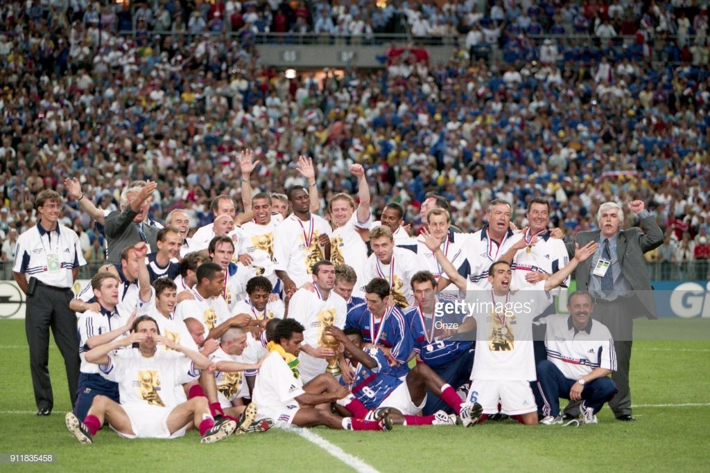 Ban lãnh đạo cùng các cầu thủ Pháp chụp ảnh lưu niệm sau khi giành cúp vô địch World Cup 1998. Ảnh: Getty.