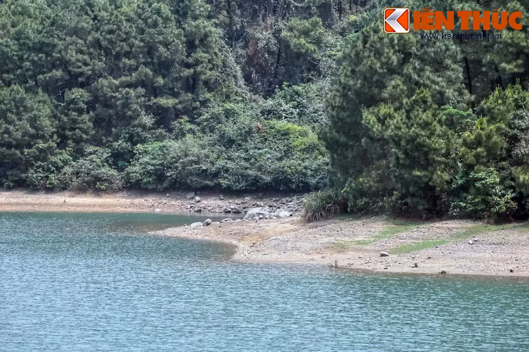 Hồ có hình dáng đẹp với đường bờ hồ quanh co, uốn lượn. Chiều dài hồ là 650 mét, chiều rộng 180 mét, sâu trung bình 8 mét, nơi sâu nhất khoảng chừng 15 mét.