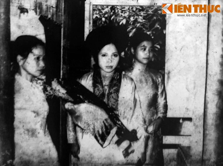 Cô dâu bước vào nhà chồng, đám cưới ông Nguyễn Văn Viện và bà Đỗ Thị Bê, 26/10/1974, nay ở phường Thủy Xuân, TP Huế.