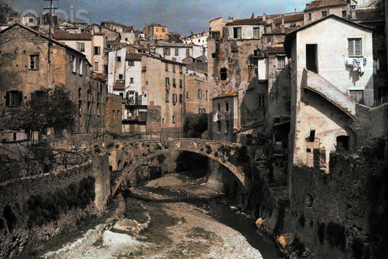 Những ngôi nhà cũ kỳ nằm bên khúc sông cạn của thành phố Sanremo, 1935. Ảnh: Hans Hildenbrand.