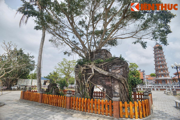 Có lịch sử hơn 700 năm, chùa Hoằng Phúc (xã Mỹ Thủy, huyện Lệ Thủy, tỉnh Quảng Bình) là một trong những ngôi chùa cổ nhất miền Trung. Dấu tích kiến trúc xa xưa nhất còn được lưu giữ của chùa là một cánh cổng nằm ở sân trước.