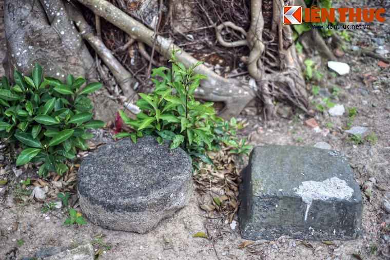 ...Hay các phiến đá được dùng để lát lối đi của chùa hoặc kê các chân cột.